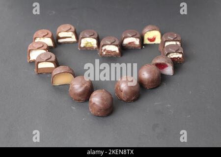 coeur de boîte au chocolat bonbons vue du dessus symbole coeur saint valentin saint valentin amour au chocolat. Banque D'Images