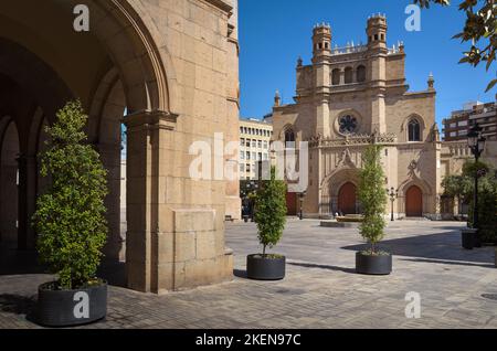 Place principale de Castellon de la Plana avec la co-cathédrale de Santa Maria en arrière-plan et les arcades de la mairie sur une da ensoleillée Banque D'Images