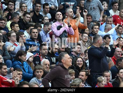 Zagreb, Croatie. 13th novembre 2022. ZAGREB, CROATIE - NOVEMBRE 13 : les fans croates apportent leur soutien lors du match de pré-qualification de la FIBA Eurobasket 2025 entre la Croatie et la Pologne au centre de basket-ball Drazen Petrovic sur 13 novembre 2022 à Zagreb, Croatie. Photo par Marko Lukunic/PIXSELL crédit: Pixsell Agence photo et vidéo/Alay Live News Banque D'Images