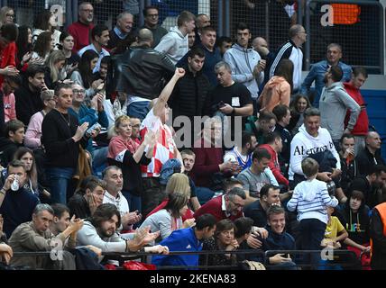 Zagreb, Croatie. 13th novembre 2022. ZAGREB, CROATIE - NOVEMBRE 13 : les fans croates apportent leur soutien lors du match de pré-qualification de la FIBA Eurobasket 2025 entre la Croatie et la Pologne au centre de basket-ball Drazen Petrovic sur 13 novembre 2022 à Zagreb, Croatie. Photo par Marko Lukunic/PIXSELL crédit: Pixsell Agence photo et vidéo/Alay Live News Banque D'Images