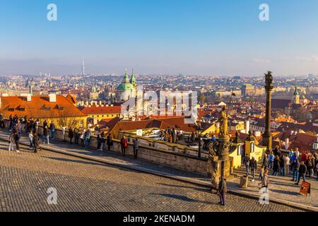 Vue sur la ville depuis la place Hradcany au coucher du soleil, Prague, République tchèque Banque D'Images