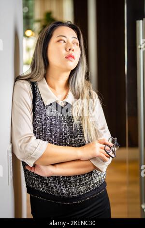 Une jeune scientifique de données féminine attend à la porte d'une salle de conférence Banque D'Images