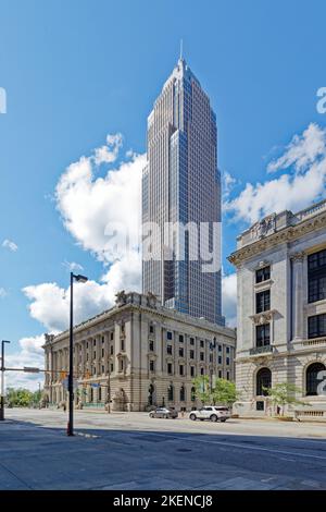 Key Tower se cache derrière le palais de justice américain Howard M. Metzenbaum. Le bâtiment fait face à public Square à l'ouest et au Cleveland Mall au nord. Banque D'Images