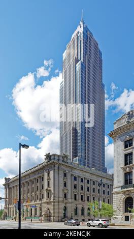 Key Tower se cache derrière le palais de justice américain Howard M. Metzenbaum. Le bâtiment fait face à public Square à l'ouest et au Cleveland Mall au nord. Banque D'Images