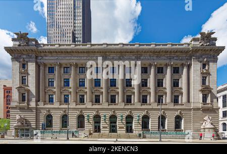 Key Tower se cache derrière le palais de justice américain Howard M. Metzenbaum. Le bâtiment fait face à public Square à l'ouest et au Cleveland Mall au nord. Banque D'Images