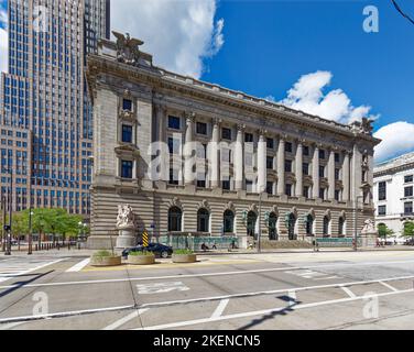 Key Tower se cache derrière le palais de justice américain Howard M. Metzenbaum. Le bâtiment fait face à public Square à l'ouest et au Cleveland Mall au nord. Banque D'Images