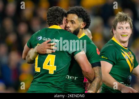 Leeds, Royaume-Uni. 03rd novembre 2022. Nathan Cleary (Penrith Panthers) d'Australie (14) et Josh Addo-Carr (Canterbury Bankstown Bulldogs) d'Australie (9) célèbrent lors du match de rugby à XV World 2021 entre l'Australie et la Nouvelle-Zélande à Elland Road, Leeds, Angleterre, le 11 novembre 2022. Photo de David Horn. Crédit : Prime Media Images/Alamy Live News Banque D'Images