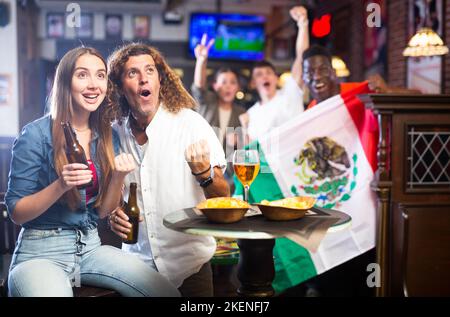 Les fans de l'équipe de football du Mexique passent du temps au bar Banque D'Images