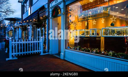 NEW CANAAN, CT, Etats-Unis - DÉCEMBRE 21 2021: Elm Street avant Noël avec des lumières et des vitrines de vacances Banque D'Images