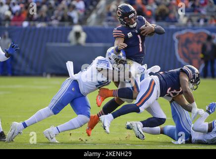 Chicago, États-Unis. 13th novembre 2022. Le quarterback des ours de Chicago Justin Fields (1) est attaqué par le linebacker des Lions de Detroit Jarrad Davis (40) au Soldier Field de Chicago, dimanche, 13 novembre 2022. Les Lions ont gagné 31-30. Photo par Mark Black/UPI crédit: UPI/Alay Live News Banque D'Images