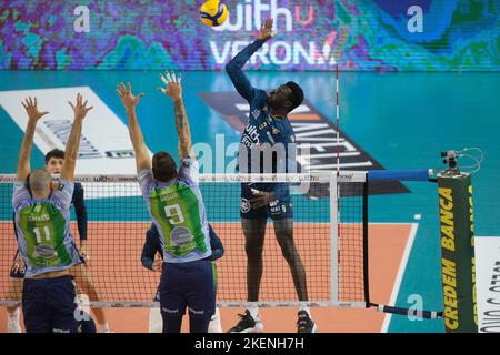 Vérone, Italie. 13th novembre 2022. Spike of Noumory Keita - WithU Verona pendant WithU Verona vs Vero Volley Monza, Volleyball Italien Serie A Men SuperLeague Championship Championship à Vérone, Italie, 13 novembre 2022 Credit: Independent photo Agency/Alay Live News Banque D'Images
