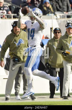 Chicago, États-Unis. 13th novembre 2022. Le grand receveur des Lions de Detroit, Amon-Ra St. Brown (14), termine le passage du quarterback Jared Goff contre les Chicago Bears au Soldier Field de Chicago, dimanche, 13 novembre 2022. Les Lions ont gagné 31-30. Photo par Mark Black/UPI crédit: UPI/Alay Live News Banque D'Images