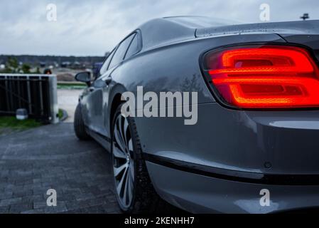 Troisième génération Flying Spur Bentley vue rapprochée de la villa privée. Banque D'Images