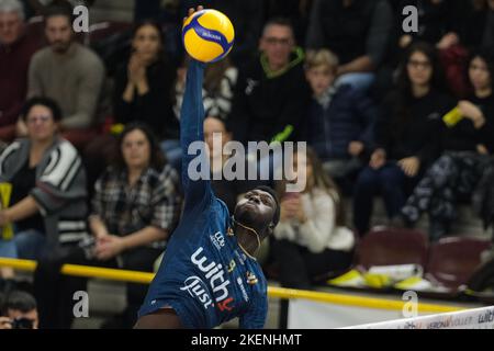 Vérone, Italie. 13th novembre 2022. Spike of Rok Mozic - WithU Verona pendant WithU Verona vs Vero Volley Monza, Volleyball Italien Serie A Men SuperLeague Championship Championship à Vérone, Italie, 13 novembre 2022 Credit: Independent photo Agency/Alay Live News Banque D'Images