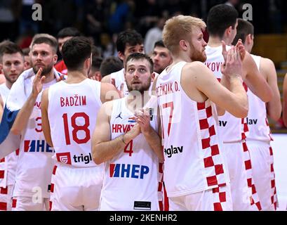 Zagreb, Croatie. 13th novembre 2022. ZAGREB, CROATIE - NOVEMBRE 13: Les joueurs de Croatie applaudissent les fans après le match de pré-qualification FIBA Eurobasket 2025 entre la Croatie et la Pologne au centre de basket-ball Drazen Petrovic sur 13 novembre 2022 à Zagreb, Croatie. Photo par Marko Lukunic/PIXSELL crédit: Pixsell Agence photo et vidéo/Alay Live News Banque D'Images