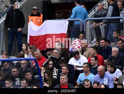 Zagreb, Croatie. 13th novembre 2022. ZAGREB, CROATIE - NOVEMBRE 13 : les fans polonais apportent leur soutien lors du match de pré-qualification de la FIBA Eurobasket 2025 entre la Croatie et la Pologne au centre de basket-ball Drazen Petrovic sur 13 novembre 2022 à Zagreb, Croatie. Photo par Marko Lukunic/PIXSELL crédit: Pixsell Agence photo et vidéo/Alay Live News Banque D'Images