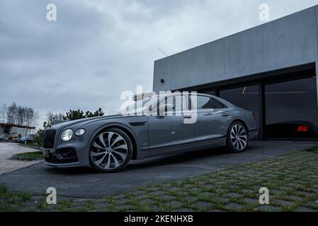 Troisième génération Flying Spur Bentley vue rapprochée de la villa privée. Banque D'Images