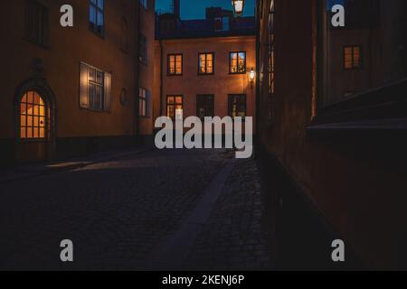 Allée vide au milieu des bâtiments de la ville le soir Banque D'Images