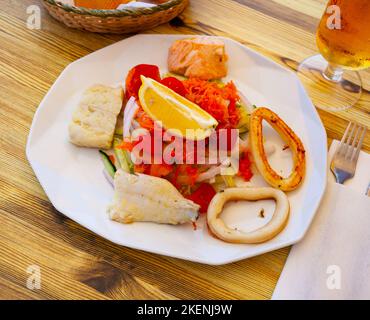 Salade de fruits de mer avec calmar grillé, saumon et légumes Banque D'Images