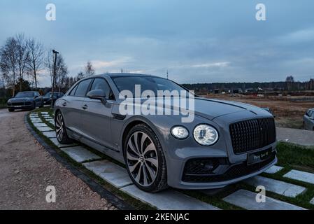 Troisième génération Flying Spur Bentley vue rapprochée de la villa privée. Banque D'Images