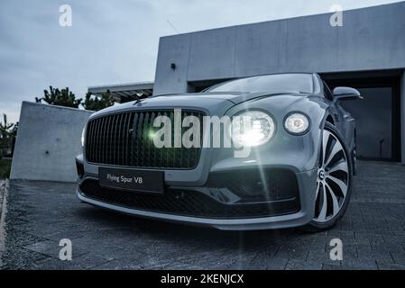 Troisième génération Flying Spur Bentley vue rapprochée de la villa privée. Banque D'Images