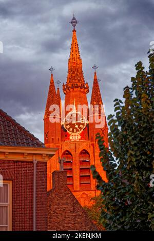 Delft, pays-Bas. 30th octobre 2022. L'Oude Kerk (ancienne église) est une église gothique de 13th siècles avec une tour penchée à Delft, pays-Bas. Banque D'Images