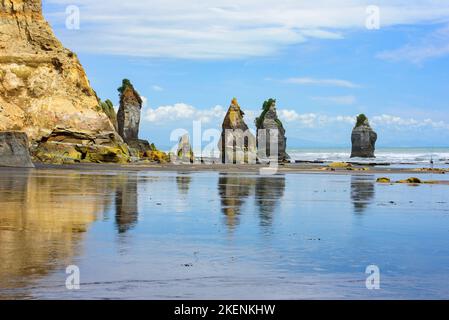 Trois formations rocheuses sœurs, Tongaporutu, Taranaki, Nouvelle-Zélande Banque D'Images