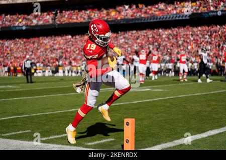 Kansas City, États-Unis. 13th novembre 2022. Kadarius Toney (19), grand receveur des chefs de Kansas City, a tendu la touche sur le chemin vers un touchdown contre les jaguars de Jacksonville au stade Arrowhead à Kansas City, Missouri, dimanche, 13 novembre 2022. Photo de Jon Robichaud/UPI crédit: UPI/Alay Live News Banque D'Images