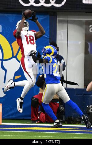 Inglewood, États-Unis. 13th novembre 2022. Le receveur de cardinaux A.J Green (18) a obtenu un score lors d'une réception de six mètres devant Rams David long Jr. Au stade SOFI, le dimanche, à 13 novembre 2022, à Inglewood, en Californie. Photo de Jon SooHoo/UPI crédit: UPI/Alay Live News Banque D'Images