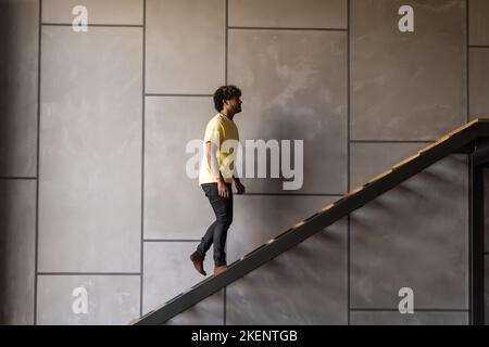 Homme indien marchant sur le détroit à la maison Banque D'Images