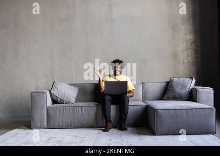 Homme indien souriant ayant un appel vidéo agitant la main parlant à la caméra webinaire, visioconférence, concept de réunion en ligne Banque D'Images