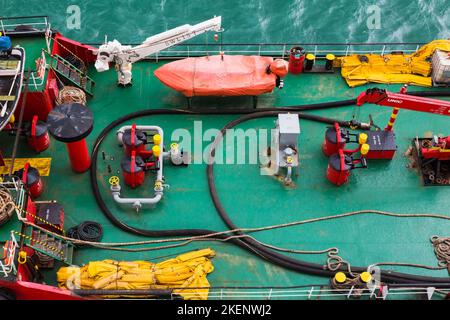 Vue de dessus du pont du navire de ravitaillement Spiro F à Grand Harbour, Valette, Malte. Banque D'Images