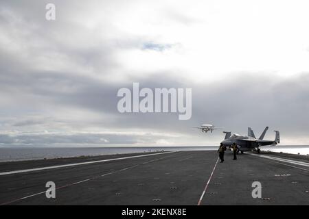 Le capitaine Paul Lanzilotta, le commandant du premier porte-avions de classe USS Gerald R. Ford (CVN 78), prend son décollage du pont de vol dans un Hawkeye E-2D, attaché aux « Bear As » de l’Escadron de commandement et de contrôle aéroporté (VAW) 124, le 10 novembre 2022. L'exercice Silent Wolverine est un exercice d'entraînement combiné dirigé par les États-Unis qui teste les capacités des porte-avions de classe Ford grâce à des scénarios de guerre navale haut de gamme intégrés aux côtés d'alliés participants dans l'océan Atlantique est. Le groupe de grève des transporteurs Gerald R. Ford effectue son premier déploiement dans l'AR des Forces navales américaines en Europe Banque D'Images
