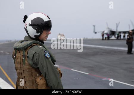 Le capitaine Paul Lanzilotta, le commandant du premier porte-avions de classe USS Gerald R. Ford (CVN 78), se prépare à monter à bord d'un Hawkeye E-2D, attaché aux « Bear As » de l'escadron de commandement et de contrôle aéroporté (VAW) 124, sur le pont de vol, le 10 novembre 2022. L'exercice Silent Wolverine est un exercice d'entraînement combiné dirigé par les États-Unis qui teste les capacités des porte-avions de classe Ford grâce à des scénarios de guerre navale haut de gamme intégrés aux côtés d'alliés participants dans l'océan Atlantique est. Le groupe de grève des transporteurs Gerald R. Ford procède à son premier déploiement dans la Naval Forces Europ des États-Unis Banque D'Images