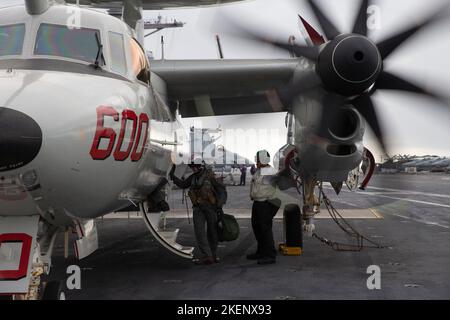 Le capitaine Paul Lanzilotta, le commandant du premier porte-avions de classe USS Gerald R. Ford (CVN 78), monte à bord d'un Hawkeye E-2D, attaché aux « Bear As » de l'escadron de commandement et de contrôle aéroporté (VAW) 124, sur le pont de vol, le 10 novembre 2022. L'exercice Silent Wolverine est un exercice d'entraînement combiné dirigé par les États-Unis qui teste les capacités des porte-avions de classe Ford grâce à des scénarios de guerre navale haut de gamme intégrés aux côtés d'alliés participants dans l'océan Atlantique est. Le groupe de grève des transporteurs Gerald R. Ford effectue son premier déploiement dans la zone des forces navales américaines en Europe Banque D'Images