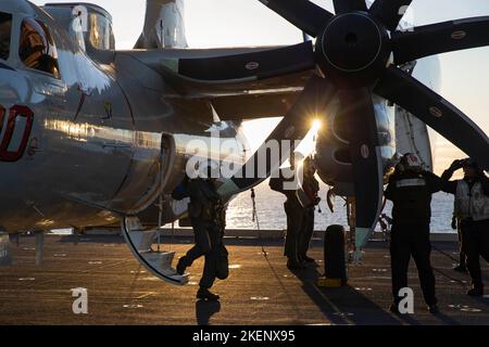 Le capitaine Paul Lanzilotta, le commandant du premier porte-avions de classe USS Gerald R. Ford (CVN 78), débarque un Hawkeye E-2D, attaché aux « Bear As » de l’Escadron de commandement et de contrôle aéroporté (VAW) 124, le 10 novembre 2022. L'exercice Silent Wolverine est un exercice d'entraînement combiné dirigé par les États-Unis qui teste les capacités des porte-avions de classe Ford grâce à des scénarios de guerre navale haut de gamme intégrés aux côtés d'alliés participants dans l'océan Atlantique est. Le groupe de grève des transporteurs Gerald R. Ford effectue son premier déploiement dans la zone d'opérations de la Naval Forces Europe des États-Unis. (É.-U. Banque D'Images
