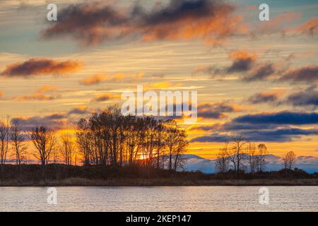 Le soleil coulant sous les montagnes de l'île de Vancouver en Colombie-Britannique au Canada Banque D'Images