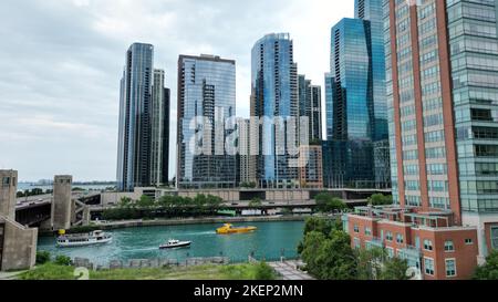 Un drone survole le centre-ville de Chicago, près de la rivière et des ponts du paysage urbain Banque D'Images