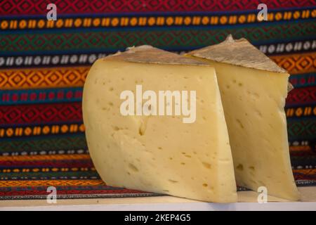 Coupes de kashkaval ou de fromage kasseri à vendre sur la tablette Banque D'Images