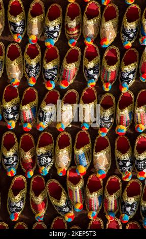 Ensemble de patins en cuir ottoman turc à Istanbul bazar dans Banque D'Images