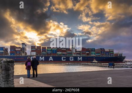 Un navire à conteneurs CMA CGM arrive au port de Southampton, vu de Mayflower Park, Southampton, Hampshire, Angleterre, Royaume-Uni Banque D'Images