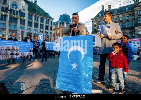 Un homme parle de l'oppression des Uyghurs devant le drapeau du Turkestan oriental Kokbayraq lors d'un événement commémorant la Journée nationale du Turkestan oriental. Le 12 novembre marque le jour de la République du Turkestan oriental, également connu sous le nom de la région autonome du Xinjiang Ouyghur en Chine, la communauté uyghur vivant aux pays-Bas, Organisé un événement pour commémorer la « Journée nationale du Turkestan oriental » et pour continuer à lutter contre le gouvernement chinois afin de reprendre leur indépendance. Le gouvernement chinois aurait détenu plus d'un million de musulmans dans des camps de rééducation. La plupart Banque D'Images