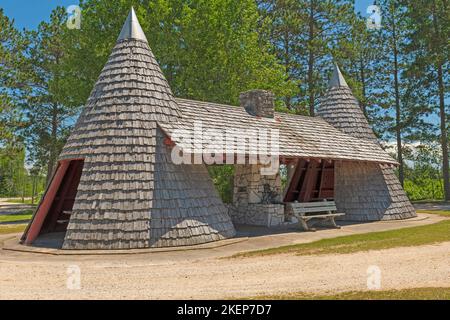 Aire de repos de pique-nique unique sur le thème des tipi à la réserve naturelle nationale de Seney au Michigan Banque D'Images