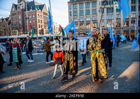 Deux hommes Uyghur portant des vêtements traditionnels Uyghur se promèneront sur la place où se trouvent les drapeaux Uyghur lors d'un événement commémorant la « Journée nationale du Turkestan oriental ». 12 novembre fête la République du Turkestan oriental, Qui est également connu sous le nom de la région autonome d'Uyghur du Xinjiang en Chine, la communauté d'Uyghur vivant aux pays-Bas, a organisé un événement pour commémorer la « Journée nationale du Turkestan oriental » et pour continuer à lutter contre le gouvernement chinois afin de reprendre leur indépendance. Le gouvernement chinois aurait détenu plus d'un million de musulmans dans des camps de rééducation. La plupart Banque D'Images