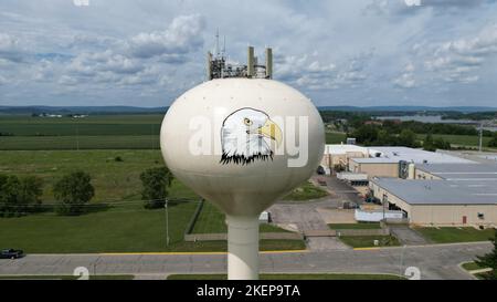 Prarie du sac Water Tower dans le Wisconsin Etats-Unis pendant l'été 2022 dans un champ vert Banque D'Images