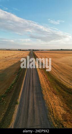 Vue de drone au lever du soleil au-dessus d'un champ de foin agricole et d'une rivière en Alberta Canada Banque D'Images