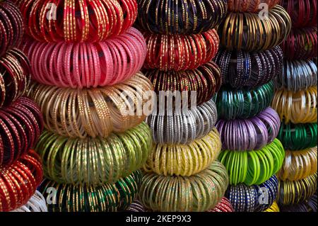 Des bracelets Rajasthani colorés sont vendus au célèbre marché de Sardar et à la tour de l'horloge Ghanta ghar à Jodhpur, Rajasthan, Inde. Banque D'Images