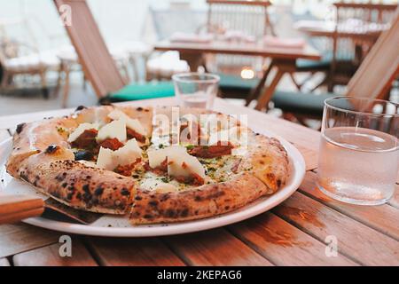 Une pizza Napoli au feu de bois margherita moderne en plein air sur le toit-terrasse du Kytaly Bar and Restaurant dans le centre de Hong Kong Banque D'Images