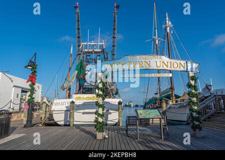 Un grand bateau commercial à crevettes se trouve dans le port de Key West, dans le port maritime historique. Banque D'Images