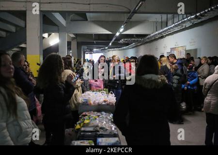 Odessa, Ukraine. 13th novembre 2022. Les personnes déplacées reçoivent une aide humanitaire pendant la journée de soutien aux personnes déplacées. Une journée de soutien aux personnes déplacées à l'intérieur du pays, les personnes déplacées ont eu lieu dans le parking du stade de Chernomorets. L'organisateur est la Fondation de bienfaisance 'Trimai'. Le programme comprend l'émission de colis alimentaires aux personnes déplacées, la collecte de fonds pour les besoins des forces armées de l'Ukraine, la collecte de nourriture pour nourrir les animaux abandonnés, un concert d'un groupe de cuivres 'la bande de concert de la communauté'. Crédit : SOPA Images Limited/Alamy Live News Banque D'Images